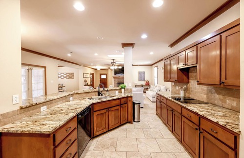North Overton House | Walking distance from Texas Tech, sleeps up to 12 people!