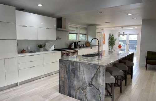 Monticello House | Walking Distance-Montgomery Plaza-West 7th-Dickies