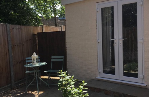 Mildenhall House | Walking distance of Mildenhall town, sleeps 3, ensuite shower, WiFi & parking