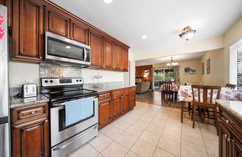 Southwest Anaheim House | Walking Distance to Disneyland with Spacious Driveway,Generous Backyard,Hot Tub!