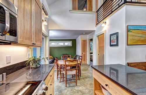 Sellwood-Moreland House | Walking distance to everything in Sellwood - close to downtown & hospitals!