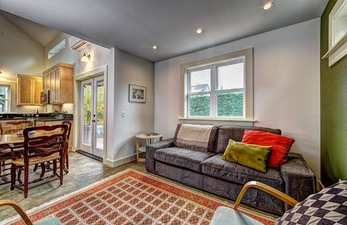 Sellwood-Moreland House | Walking distance to everything in Sellwood - close to downtown & hospitals!