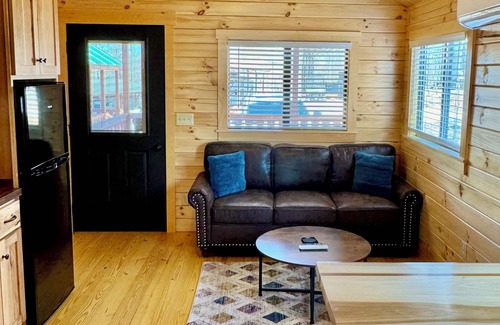 Marion Cabin | Walking Distance to Lake James: Private Resort Amenities