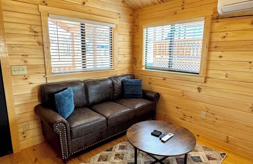 Marion Cabin | Walking Distance to Lake James: Private Resort Amenities