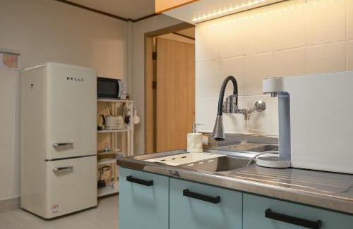 Torimil-tong House | Walking Distance to Sindorim Station, 3 Rooms, 4 Queen Beds, 2 Bathrooms, 1 Minute to Yeongdeungpo Station Bus Stop