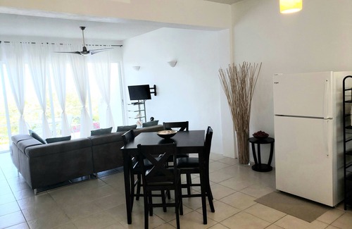 Runaway Bay Apartment | Walking distance to the beach