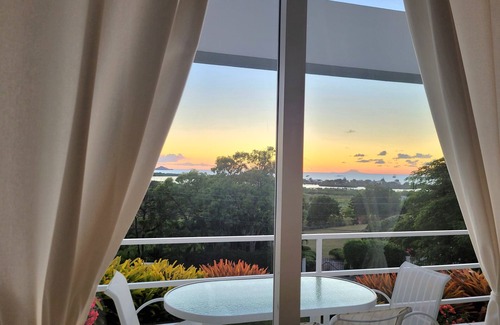 Runaway Bay Apartment | Walking distance to the beach