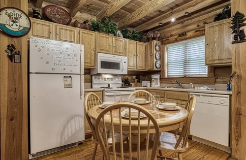 Gatlinburg - Pigeon Forge Cabin | Walking distance to river and outdoor pool access Free Internet Access sleeps 7 Hot tub and more