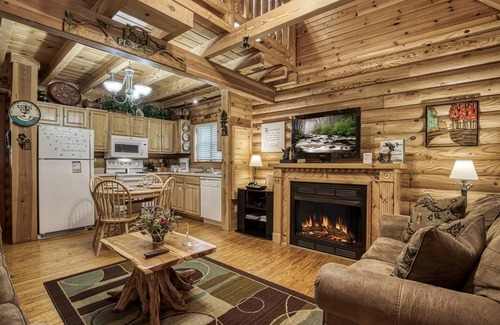 Gatlinburg - Pigeon Forge Cabin | Walking distance to river and outdoor pool access Free Internet Access sleeps 7 Hot tub and more