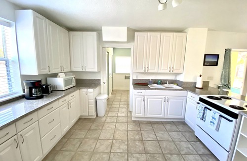 Tarpon Springs Apartment | Walking Distance To The Beach/Free Bikes