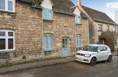 Burford Cottage | WALL COTTAGE, family friendly, with a garden in Burford