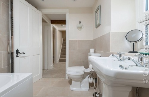 Burford Cottage | WALL COTTAGE, family friendly, with a garden in Burford