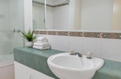 Trinity Beach Apartment | Wallaby Beach House - Resort-style Comforts