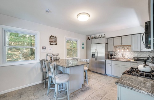 Wallenpaupauk Lake Estates Cottage | Wallenpaupack Lake Estates: Luxe & Spacious Home