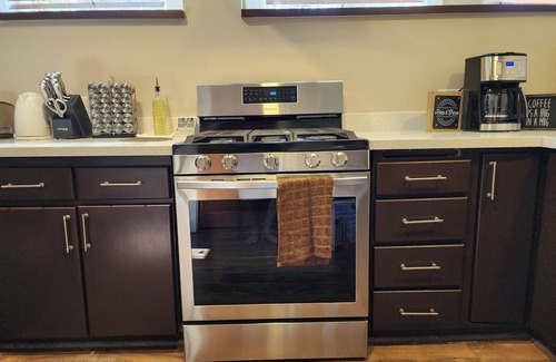 Wallingford Apartment | Wallingford 2 BR Comfy Apartment