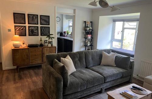 Wallington North Apartment | Wallington Green for FEMALE GUESTS only, near station, 30 min to London Bridge, 27 min to LDN Victoria
