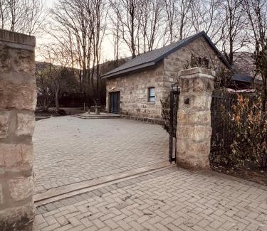 Clarens House | Walnut Cottage