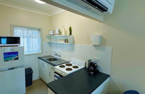 Hyams Beach Apartment | Walters Holiday Flats @ Hyams Beach (Flat 1) - Book 7 nights pay for only 6*