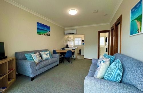 Hyams Beach Apartment | Walters Holiday Flats @ Hyams Beach (Flat 2) - Book 7 nights pay for only 6*