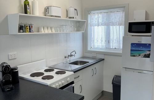 Hyams Beach Apartment | Walters Holiday Flats @ Hyams Beach (Flat 2) - Book 7 nights pay for only 6*