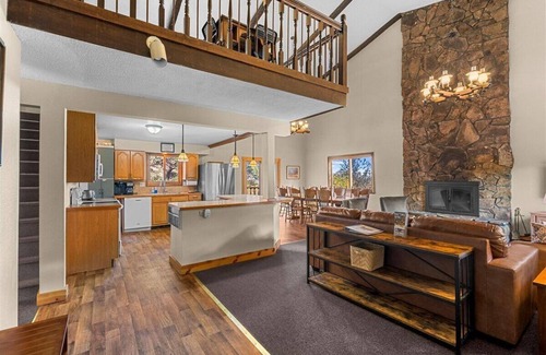 Manitou Springs House | Waltons Mountain Lodge with large HOT TUB