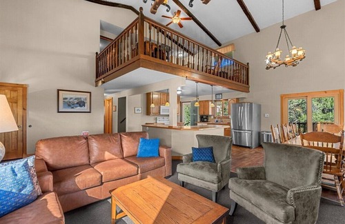 Manitou Springs House | Waltons Mountain Lodge with large HOT TUB