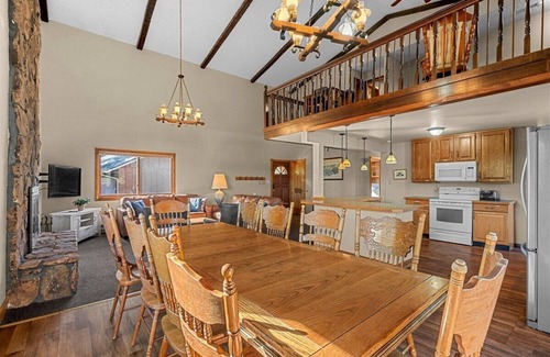 Manitou Springs House | Waltons Mountain Lodge with large HOT TUB