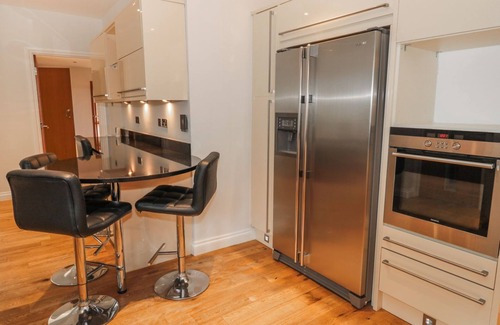 Walworth Cottage | WALWORTH CASTLE LODGE, pet friendly, with hot tub in Darlington