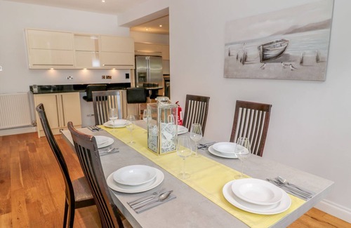 Walworth Cottage | WALWORTH CASTLE LODGE, pet friendly, with hot tub in Darlington
