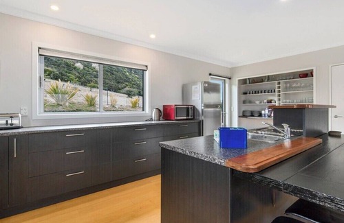 Wanaka House | Wanaka 'Mount Iron Edge' with Mountain Views