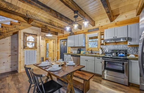 Gatlinburg Cabin | WANDER INN -1.5 Miles to Downtown Gatlinburg