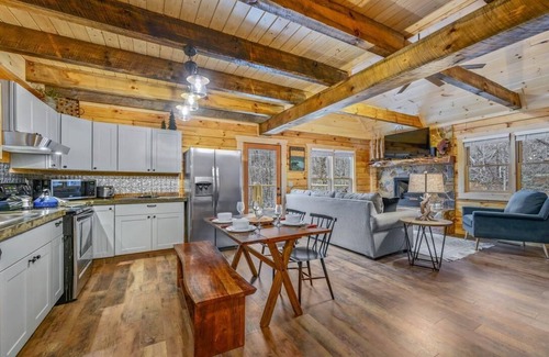 Gatlinburg Cabin | WANDER INN -1.5 Miles to Downtown Gatlinburg