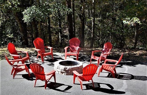 Gatlinburg - Pigeon Forge Ski Chalet | Wandering Bear Lodge 4BR Mountain Chalet with Hot Tub, Game Room & Fire Pit-FREE Tickets