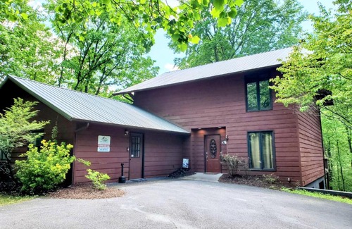 Gatlinburg - Pigeon Forge Ski Chalet | Wandering Bear Lodge 4BR Mountain Chalet with Hot Tub, Game Room & Fire Pit-FREE Tickets