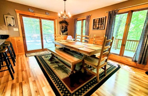 Gatlinburg - Pigeon Forge Ski Chalet | Wandering Bear Lodge 4BR Mountain Chalet with Hot Tub, Game Room & Fire Pit-FREE Tickets