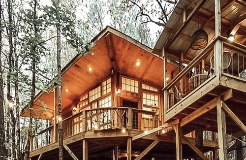 Crane Hill House | WANDERLUST TREEHOUSE Romantic couples getaway
