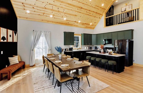 Massanutten House | Wanderlust Villa – Spacious Mt cabin w/Game room, Hot tub and Karaoke nights !