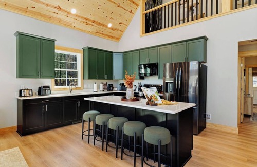 Massanutten House | Wanderlust Villa – Spacious Mt cabin w/Game room, Hot tub and Karaoke nights !