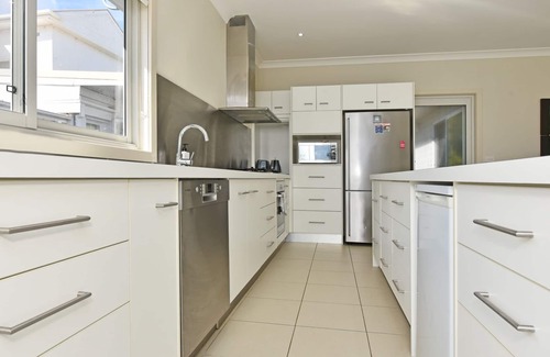 Wangi Wangi House | Wangi Lakehouse - renovated Lake Macquarie lakefront Location