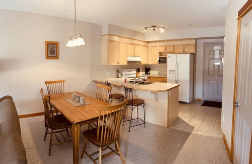 Town Centre Apartment | Wanna Getaway in the Rockies/Park Pass