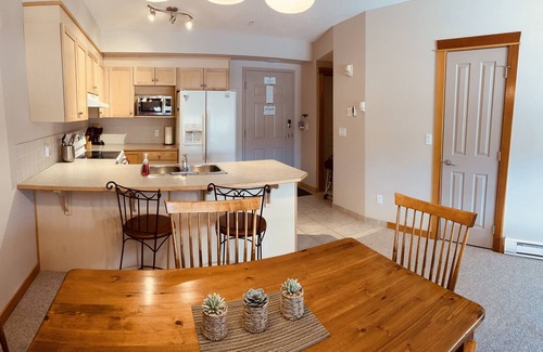 Town Centre Apartment | Wanna Getaway in the Rockies/Park Pass