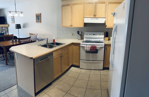 Town Centre Apartment | Wanna Getaway in the Rockies/Park Pass