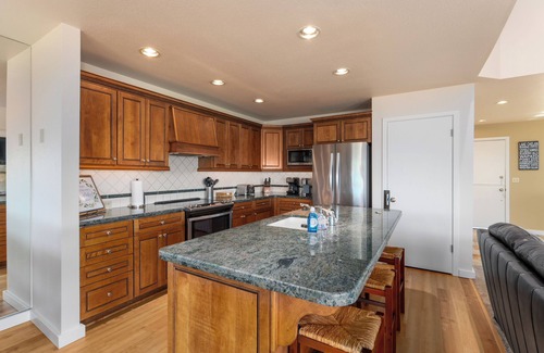 Wapato Point Condo | Wapato Point Halmalka Condo 514-B Close to Outdoor Pool, Sandy Beach Amenities