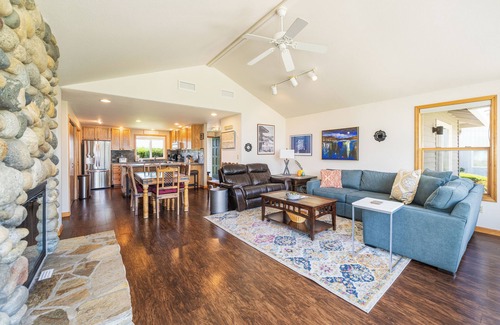 Wapato Point House | Wapato Point Pool Side Home Sleep 8, 3 Bed 2.5 Bath, Lake Views by Outdoor Pool