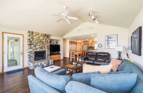 Wapato Point House | Wapato Point Pool Side Home Sleep 8, 3 Bed 2.5 Bath, Lake Views by Outdoor Pool
