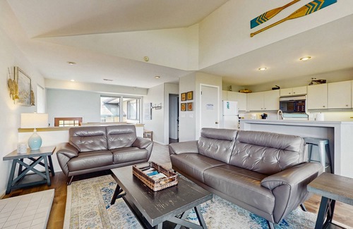 Wapato Point House | Wapato Point Resort home w/shared pools, free WiFi, and water views