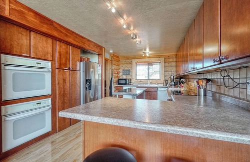 Eagar Cabin | Wapiti Run Retreat - Secluded Log Cabin on 4 Acre Lot w/Mountain & Pond Views