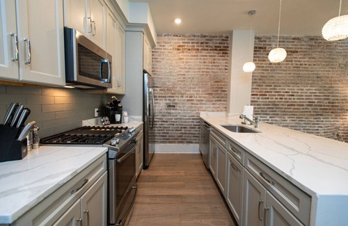 Central Business District Hotel | Warehouse District Modern Condo, Walk to French Quarter, Superdome