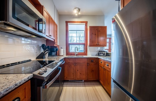Mont-Tremblant Condo | Warm 3brm 2 bath with In-Condo Sauna! Steps from Ski/Golf/Bike/Hike