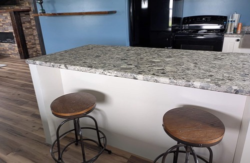 Dola Cabin | Warm and Inviting 2-bedroom cabin in Harrod with high speed Wi-Fi and much more!